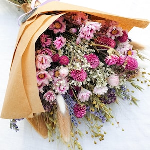 Ramo de flores secas en tonos rosa y magenta con trébol, lavanda, margaritas y alcatraces: "Prados de flores silvestres".
