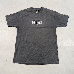 Camiseta vintage de la marca Entnies Skateboard