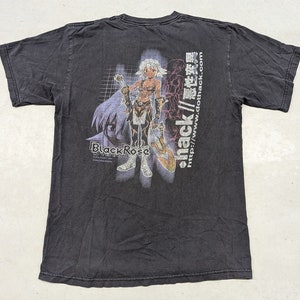 Puede incluir: Camiseta negra con un estampado gráfico de un personaje femenino de anime sosteniendo una guitarra. El texto "hack//" y "BlackRose" están impresos en la camiseta. La dirección del sitio web "http://www.dothack.com" también está impresa en la camiseta.