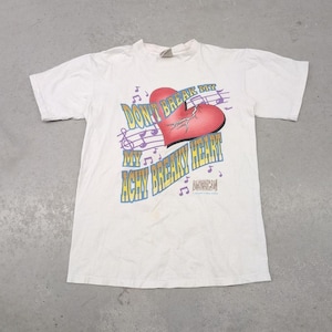 Camiseta western vintage de Billy Ray Cyrus con la canción "Achy Breaky Heart"