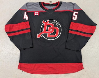 Camiseta de hockey negra y roja de AK de Duffield Devils