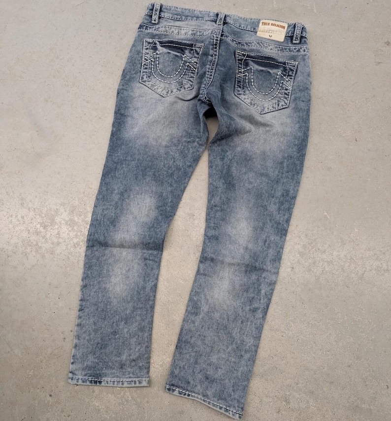 Jeans True Religion de corte cónico, de mezclilla azul lavada, estilo años 20 imagen 1
