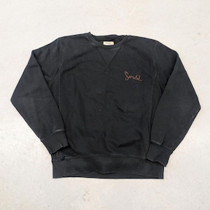 Könnte beinhalten: Schwarzes Sweatshirt mit Rundhalsausschnitt und dem Wort "Soul" in brauner Schrift auf der Brust gestickt. Das Sweatshirt hat einen V-Ausschnitt und gerippte Bündchen und Saum. Der Stoff wirkt leicht verblichen.