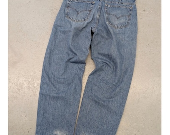 Vintage Levis 550 Relaxed Fit washed blue denim jeans