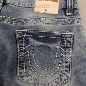 Jeans True Religion de corte cónico, de mezclilla azul lavada, estilo años 20 imagen 2