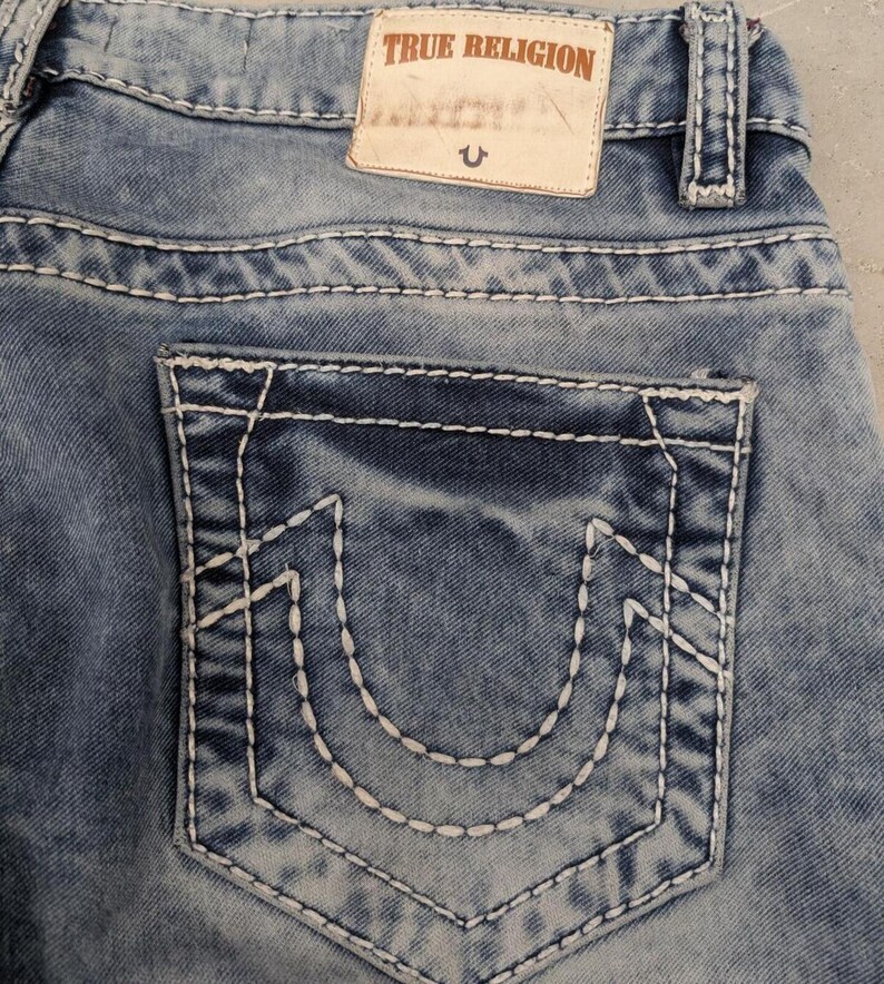 Jeans True Religion de corte cónico, de mezclilla azul lavada, estilo años 20 imagen 2