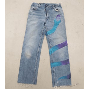 1 sur 1 Wrap Around Snake bleu et violet jeans peints à la main