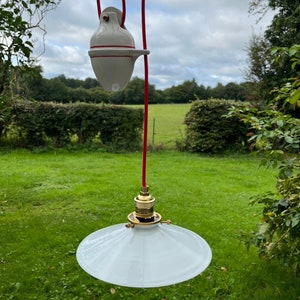 Opaline suspension with porcelain counterweight circa 1950s - Rise and fall - old light fixture