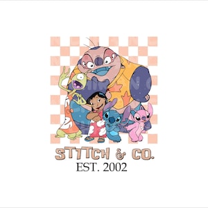 Puede incluir: Una ilustración de dibujos animados de Stitch y sus amigos. Stitch lleva una camisa amarilla con un diseño de flor roja. Está de pie con los brazos alrededor de una niña con cabello castaño y un vestido rosa. Un personaje azul Stitch está de pie junto a ellos. Un personaje alienígena verde está de pie frente a Stitch. El fondo es un patrón de cuadros rosa y blanco. El texto "Stitch & Co. EST. 2002" está debajo de los personajes.