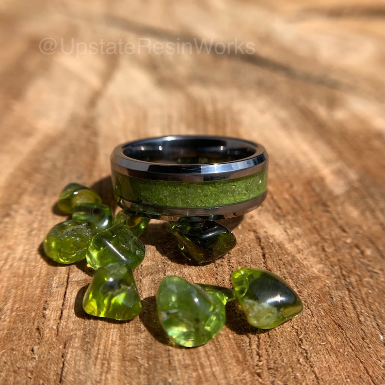 Genuine Peridot ring, crystal, gemstone ring, Titanium, Tungsten, wedding ring, promise ring, Anniversary Band, for him, for her, 6mm, 8mm afbeelding 2