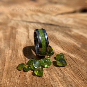 Genuine Peridot ring, crystal, gemstone ring, Titanium, Tungsten, wedding ring, promise ring, Anniversary Band, for him, for her, 6mm, 8mm afbeelding 3