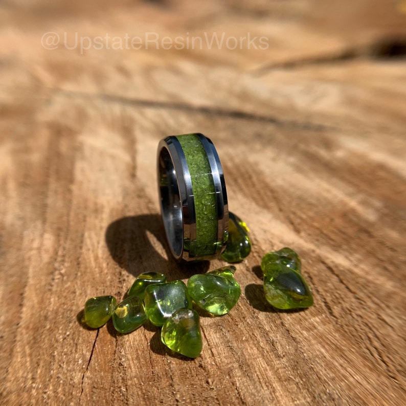 Genuine Peridot ring, crystal, gemstone ring, Titanium, Tungsten, wedding ring, promise ring, Anniversary Band, for him, for her, 6mm, 8mm afbeelding 3