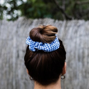 Chouchou vichy bleu et blanc / Scrunchies / Accessoire pour cheveux / Élastique image 4