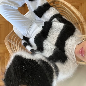 ストライプ柄の起毛モヘアセーター、春のふわふわハンドニットプルオーバー、ふわふわモヘアジャンパー、ブラックホワイトチャンキーウールカーディガン、パーソナライズされたギフト