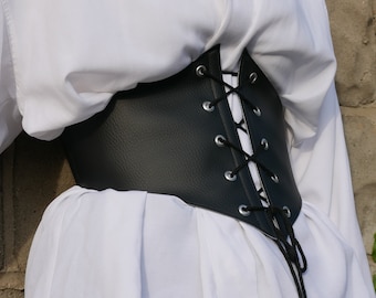 Corset noir sous la poitrine