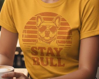 T-Shirt Französische Bulldogge | Cooler Hund mit Sonnenbrille Sonnenuntergang Grafik | Einzigartiges "STAY BULL" Vintage Style Unisex Baumwolle Tee Geschenk