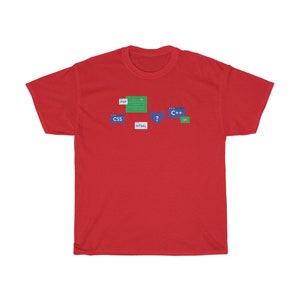 K&ouml;nnte beinhalten: Rotes T-Shirt mit einer Grafik verschiedener Programmiersprachen, darunter PHP, CSS, HTML und C++. Die Grafik enth&auml;lt ein Herz mit einem Fragezeichen.