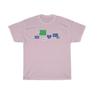 K&ouml;nnte beinhalten: Ein pinkfarbenes T-Shirt mit einem Grafikdesign aus verschiedenen Programmiersprachen, darunter PHP, CSS, HTML und C++. Die Grafik enth&auml;lt auch ein Herz mit einem Fragezeichen darin.