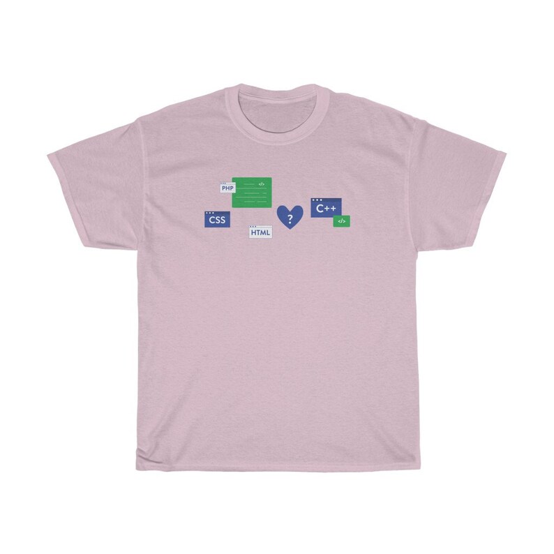 K&ouml;nnte beinhalten: Ein pinkfarbenes T-Shirt mit einem Grafikdesign aus verschiedenen Programmiersprachen, darunter PHP, CSS, HTML und C++. Die Grafik enth&auml;lt auch ein Herz mit einem Fragezeichen darin.