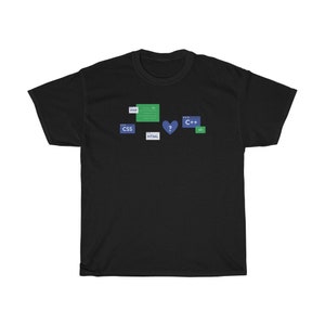 K&ouml;nnte beinhalten: Schwarzes T-Shirt mit einer Grafik verschiedener Programmiersprachen, darunter PHP, CSS, HTML und C++. Die Grafik enth&auml;lt auch ein blaues Herz mit einem Fragezeichen darin.