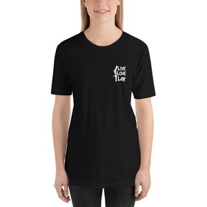 Stick feminino Live Love Lax (frente e costas) – Camiseta unissex de manga curta