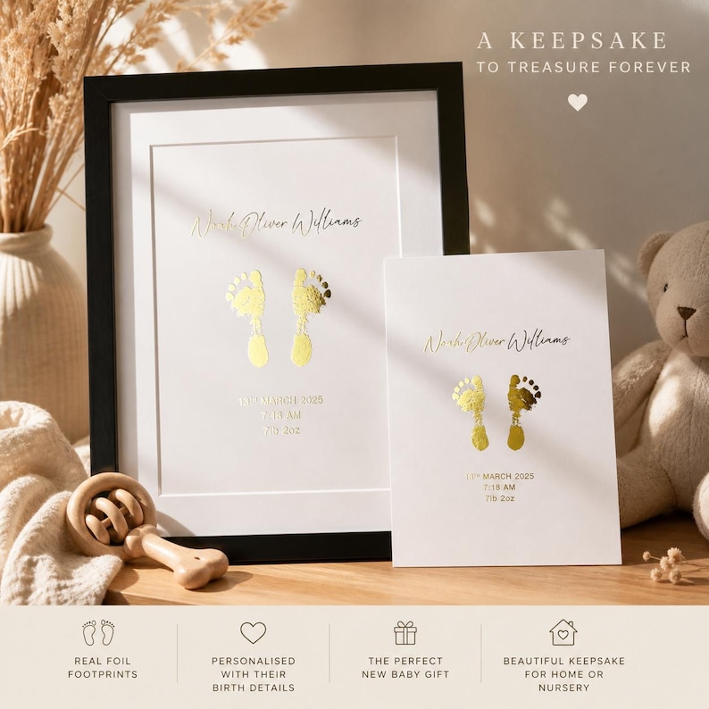 Op de afbeelding: Een ingelijste print en een kaart met gouden babyvoetjes. De ingelijste print zit in een zwart frame. De tekst luidt "A Keepsake to Treasure Forever". De kaart en print bevatten de naam, geboortedatum, tijd en gewicht van de baby.