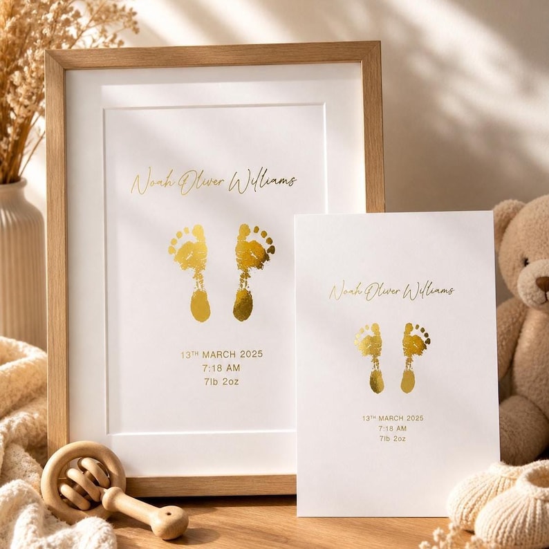 Op de afbeelding: Een ingelijste print en een kaart met gouden babyvoetjes. De tekst luidt "Noah Oliver Williams", "13 maart 2025, 7:18 uur, 3,2 kg". Een houten rammelaar en een teddybeer staan op de achtergrond.