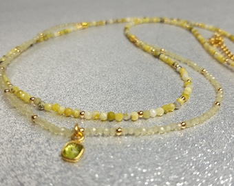 Halskette (Länge 46 cm + 5 cm) aus gelben Türkissteinen (2,5 mm) in Lindgrün Tönen mit einem Peridot-Anhänger in vergoldeter Fassung.