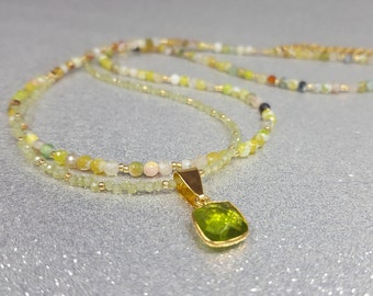 Halskette (Länge 46 cm + 5 cm) aus grünen Achatsteinen (3 mm) in Limettentönen mit einem Peridot-Anhänger in vergoldeter Fassung.