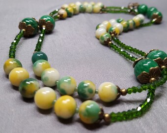 Jade-Halskette*in Grün und Gelb (88cm lang + 7cm Verlängerung),aus 8mm Jadesteinen, 12mm marmorierter Keramik, 3mm Glasperlen.