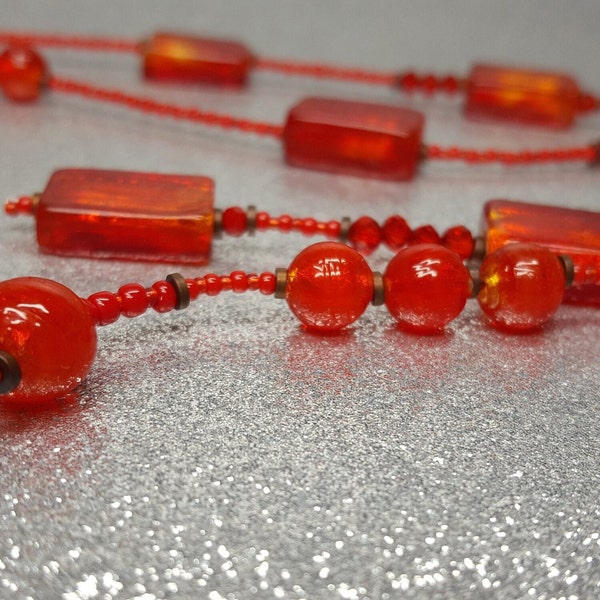 Murano Glas Halskette (88cm lang + zwei Anhänger 12-, 11-cm lang+ 5 cm Verlängerung) in roter Farbe mit Muranoglassteinen und Glasperlen