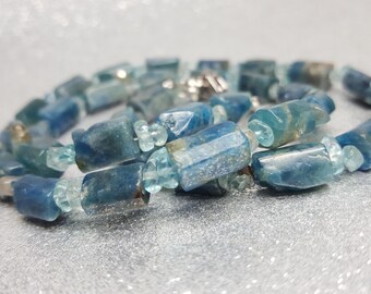 Halskette (Länge 49 cm + Verlängerung 5cm) aus wunderschönen mehrfarbigen blaugrünen Apatitsteinen in Zylinderform (11 x 7 mm).