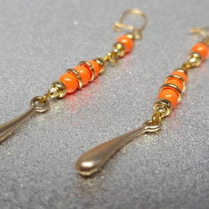 Pendientes naranjas con una longitud total de 7,6 cm (longitud de caída 6 cm) hechos de cuentas de vidrio (4 mm), cuentas de metal de 6 mm y elementos decorativos