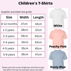 Puede incluir: Una tabla de gu&iacute;a de tallas para camisetas de ni&ntilde;os con columnas para talla, ancho en cm y largo en cm. La tabla enumera tallas de 6-12 meses a 5-6 a&ntilde;os. Se muestran tres camisetas en colores blanco, rosa melocot&oacute;n y azul polvoriento.
