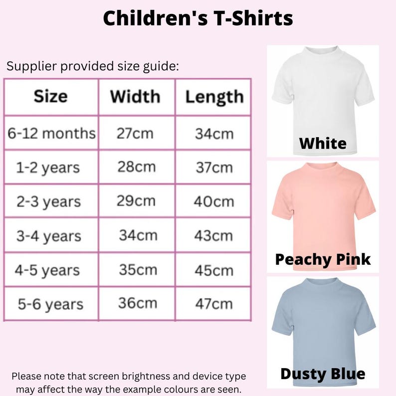 Puede incluir: Una tabla de gu&iacute;a de tallas para camisetas de ni&ntilde;os con columnas para talla, ancho en cm y largo en cm. La tabla enumera tallas de 6-12 meses a 5-6 a&ntilde;os. Se muestran tres camisetas en colores blanco, rosa melocot&oacute;n y azul polvoriento.