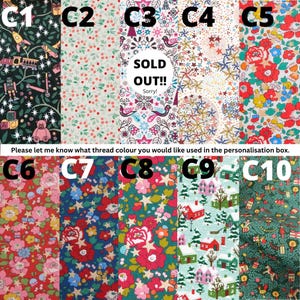 Puede incluir: Una cuadr&iacute;cula de diez muestras de tela etiquetadas de C1 a C10, con varios patrones que incluyen juguetes, flores, estrellas y escenas de pueblos invernales. El texto dice: SOLD OUT!! Sorry! Please let me know what thread colour you would like used in the personalisation box.