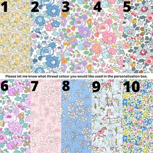Puede incluir: Diez muestras de tela numeradas del 1 al 10 con varios estampados florales en amarillo, azul, rosa, morado y verde, adem&aacute;s de un estampado con caballos. El texto dice: Please let me know what thread colour you would like used in the personalisation box.