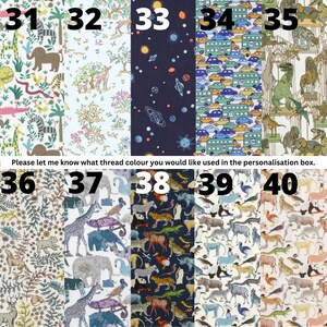 Puede incluir: Una colecci&oacute;n de diez muestras de tela numeradas del 31 al 40, con varios patrones que incluyen animales de la selva, motivos espaciales, tr&aacute;fico urbano, dinosaurios, flora del bosque e ilustraciones de fauna sobre fondos claros y oscuros.