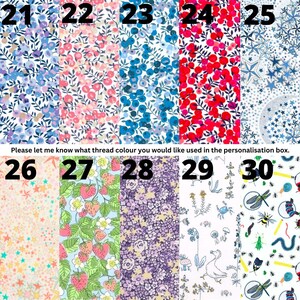 Puede incluir: Una cuadr&iacute;cula de diez patrones de tela numerados del 21 al 30, con motivos florales, de bayas, estrellas e insectos en varios colores. El texto en la parte inferior dice: Please let me know what thread colour you would like used in the personalisation box.
