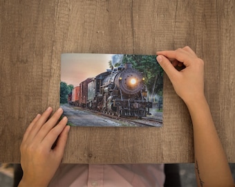Tarjeta de felicitación vintage en blanco con diseño de tren. Ideal como regalo de cumpleaños para hombres aficionados a los trenes. Fotografía coleccionable de locomotora de vapor. Arte nostálgico.