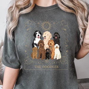 Camicia doodle Tarocchi d'oro, t-shirt dai colori confortevoli, regali goldendoodle, camicia celeste, regalo di compleanno della mamma del cane, maglietta del proprietario del cane, maglietta di Natale