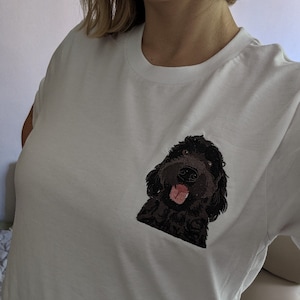 Broderad svart Goldendoodle T-shirt: Klottermamma-present