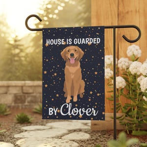Bandeira de Jardim Personalizada Golden Retriever | Bandeira de Quintal &quot;Casa Protegida por Cachorro&quot;