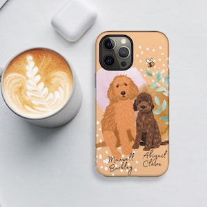 Puede incluir: Una funda de teléfono de color melocotón con fondo blanco y un patrón de puntos blancos. Dos perros aparecen en la imagen, uno marrón y otro marrón claro, con los nombres "Maxwell Barkley" y "Abigail Claire" impresos debajo.