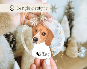 Adorno navideño de beagle: adorno navideño de cristal con copos de nieve