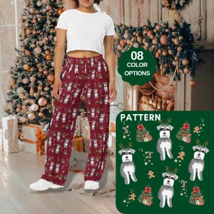 Könnte beinhalten: Rote Schlafanzughose mit einem Weihnachtsmuster mit Miniatur-Schnauzern, Weihnachtsbäumen und Lebkuchenmännern. Das Muster wiederholt sich über die gesamte Hose. Der Text "08 COLOR OPTIONS" und "PATTERN" ist im Bild sichtbar.