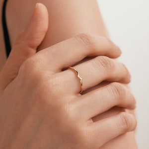 14K Solid Gold Wave Ring: Minimalist Zig Zag Band