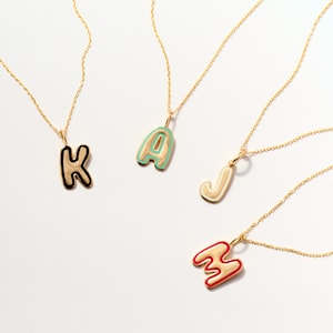 Collar con inicial de burbuja de oro macizo de 14 quilates / Collar con inicial de globo personalizado / Collar con letra de globo / Dije con inicial de esmalte / Regalo personalizado