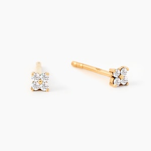 14k Solid Gold Diamond Flower Earrings: VS2 Clarity Studs