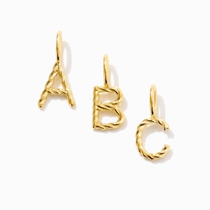 Dije con letra pequeña de oro macizo para mujer. Disponible en oro de 10k o 14k. Regalo inicial personalizado para mujer.